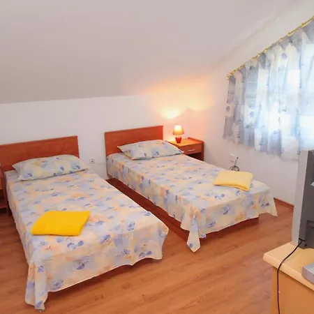 Guest house And With Parking Space Njivice, Krk - 5458 Njivice