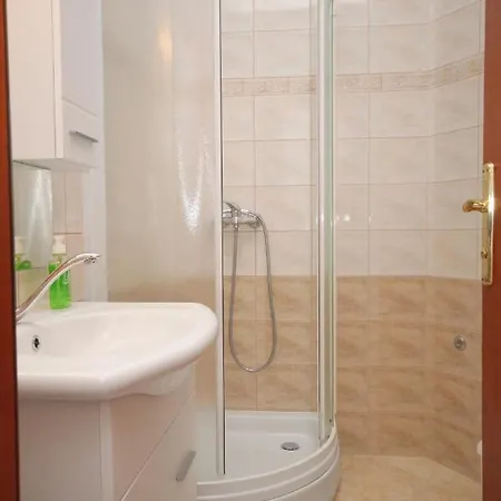 Guest house And With Parking Space Njivice, Krk - 5458 Njivice