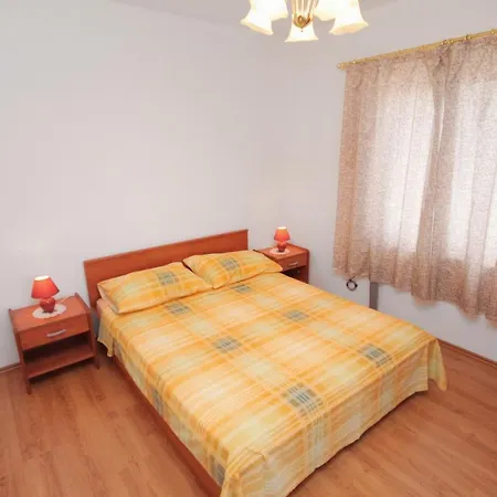 Guest house And With Parking Space Njivice, Krk - 5458