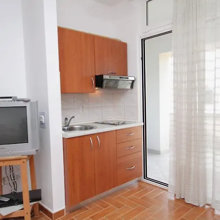 Guest house And With Parking Space Njivice, Krk - 5458