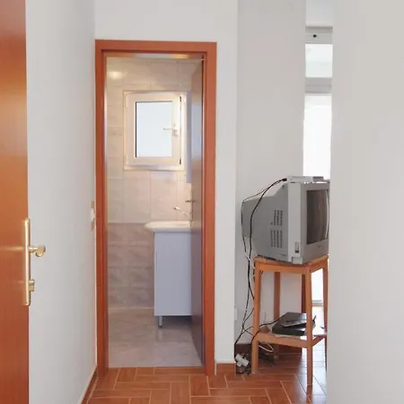 And With Parking Space Njivice, Krk - 5458 Guest house 3*